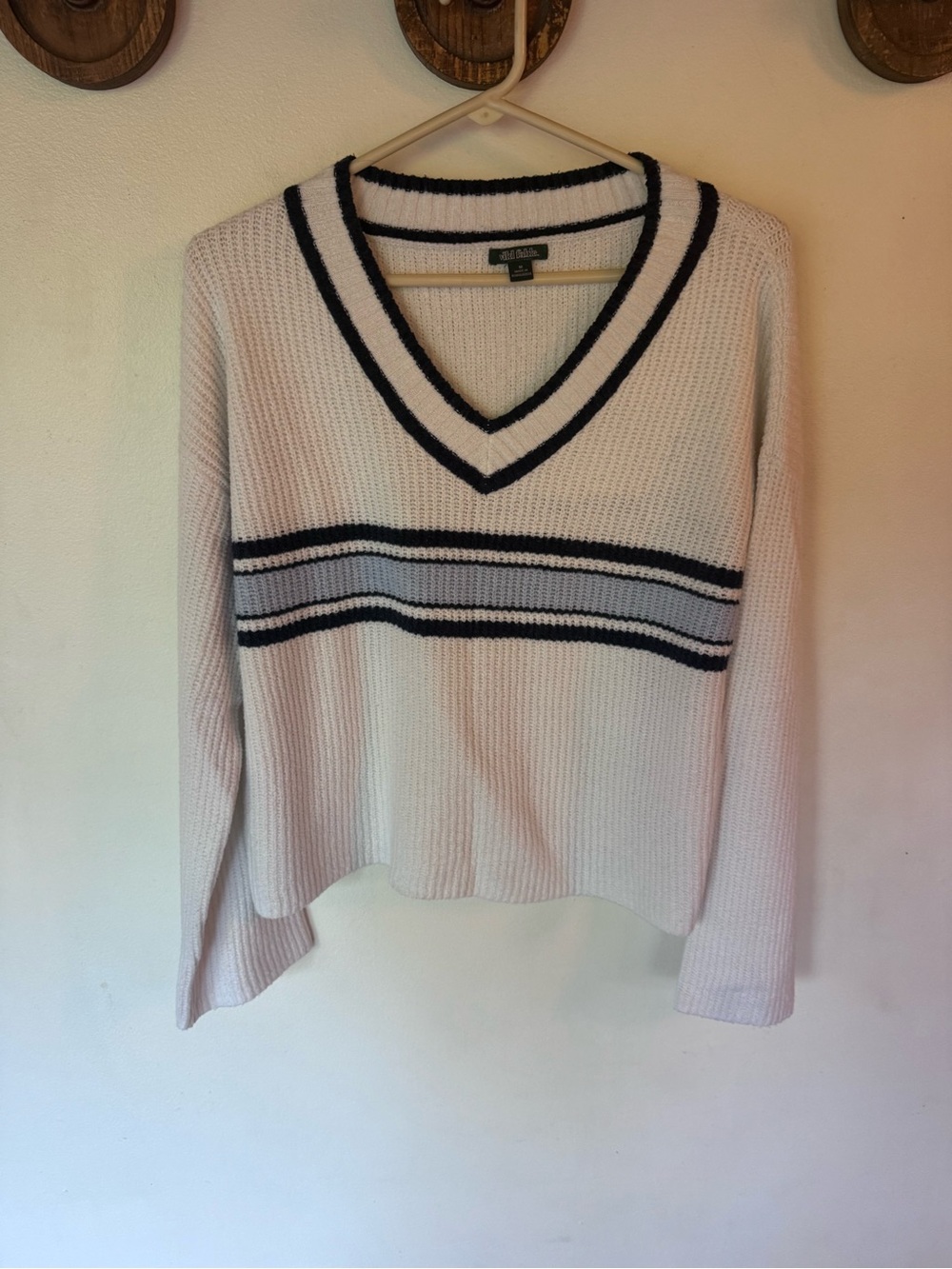 wild fable White V-Neck Striped Sweater size medium